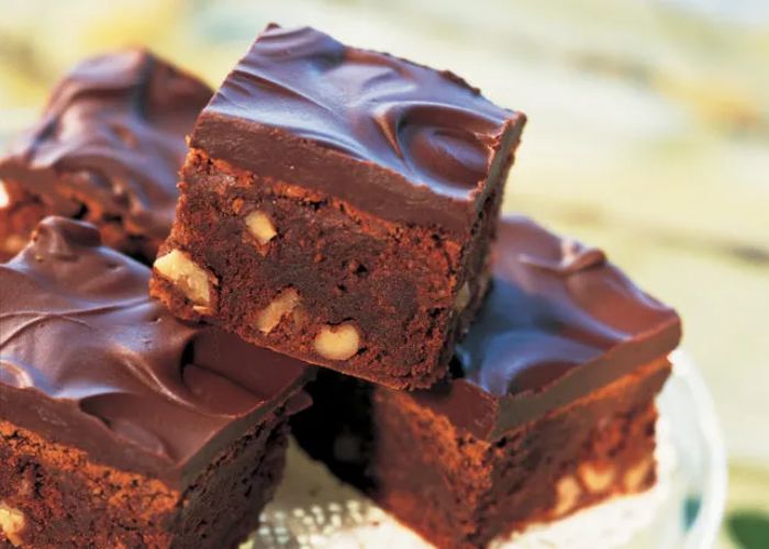 How Do You Make Chocolate Ganache for Topping Brownies?